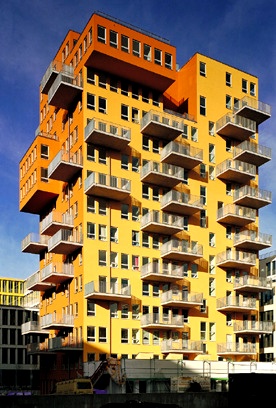 gelb-oranger Wohnturm Theresienhöhe